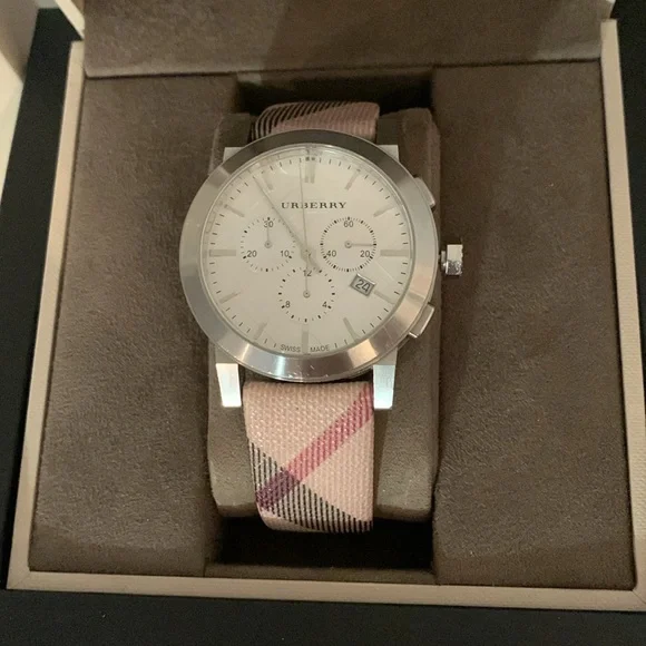 BURBERRY Watch - Picture 2 of 14
